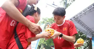 Tuyển cầu mây Việt Nam giao lưu với người hâm mộ sau chiến tích Asiad