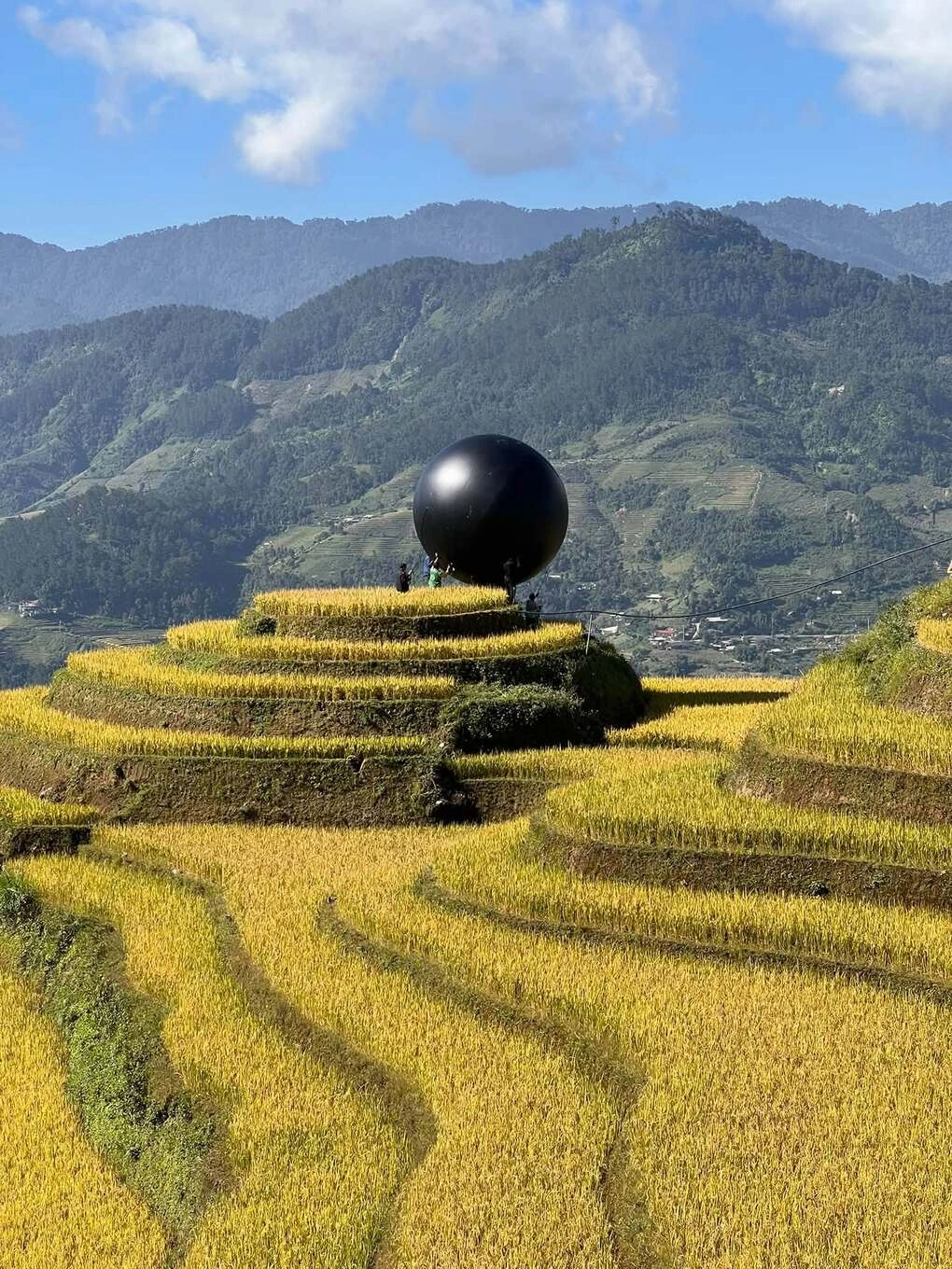 Quả cầu đen trên đồi Mâm Xôi bé ngày 26/9. Ảnh: Phạm Hoàng Cương