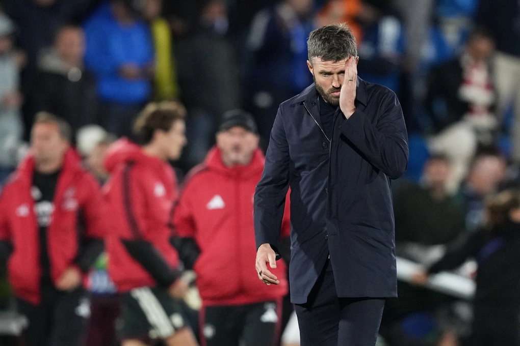 HLV Michael Carrick buồn bã rời sân sau trận Man Utd thua Como ở vòng phân hạng Champions League tại Como, Italy, ngày 21/10/2026. Ảnh: AP