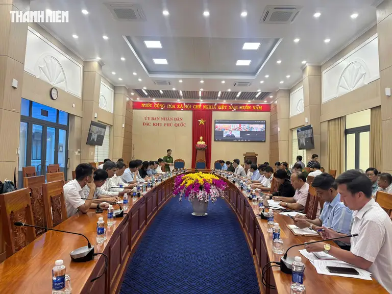 Quang cảnh buổi họp trực tuyến tại điểm cầu đặc khu Phú Quốc do Chủ tịch UBND tỉnh An Giang Hồ Văn Mừng chủ trì