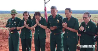 Mộ tập thể ở Đồng Nai: 'Bố tôi nằm nghĩa trang, còn các chú ở đây...'