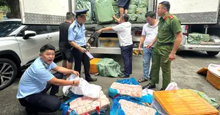 Đồng Nai bắt quả tang xe chở gần 17 tấn bẹ sữa heo, lòng heo... không rõ nguồn gốc