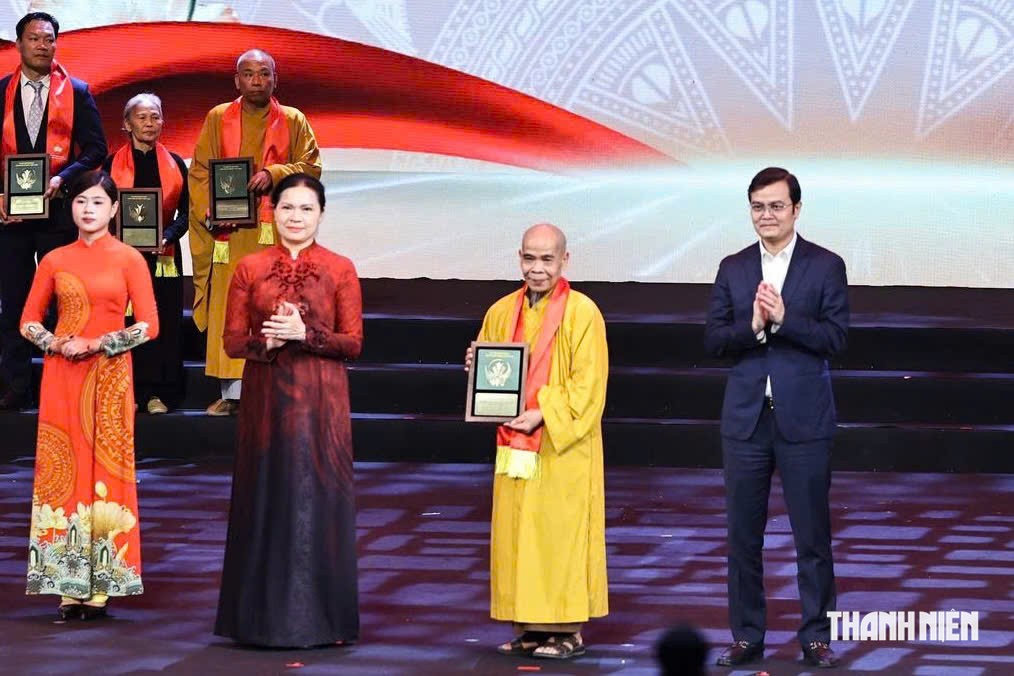 Bà Hà Thị Nga, Ủy viên T.Ư Đảng, Phó chủ tịch kiêm Tổng thư ký Ủy ban T.Ư MTTQ Việt Nam và anh Bùi Quang Huy vinh danh các cá nhân tiêu biểu