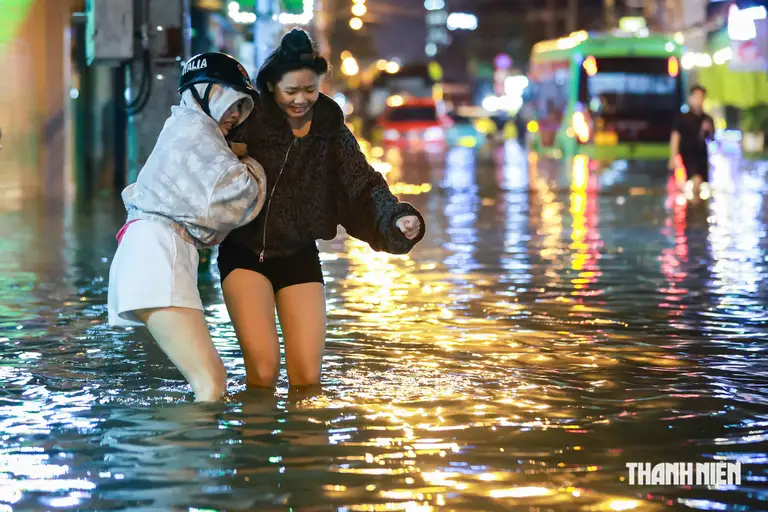 Nam bộ, Trung bộ hứng đợt mưa lớn dài ngày