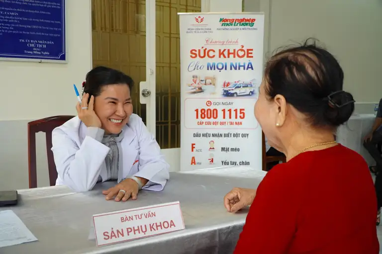 BS Hiếu tư vấn, khám bệnh miễn phí cho người dân xã Gò Quao, tỉnh An Giang
