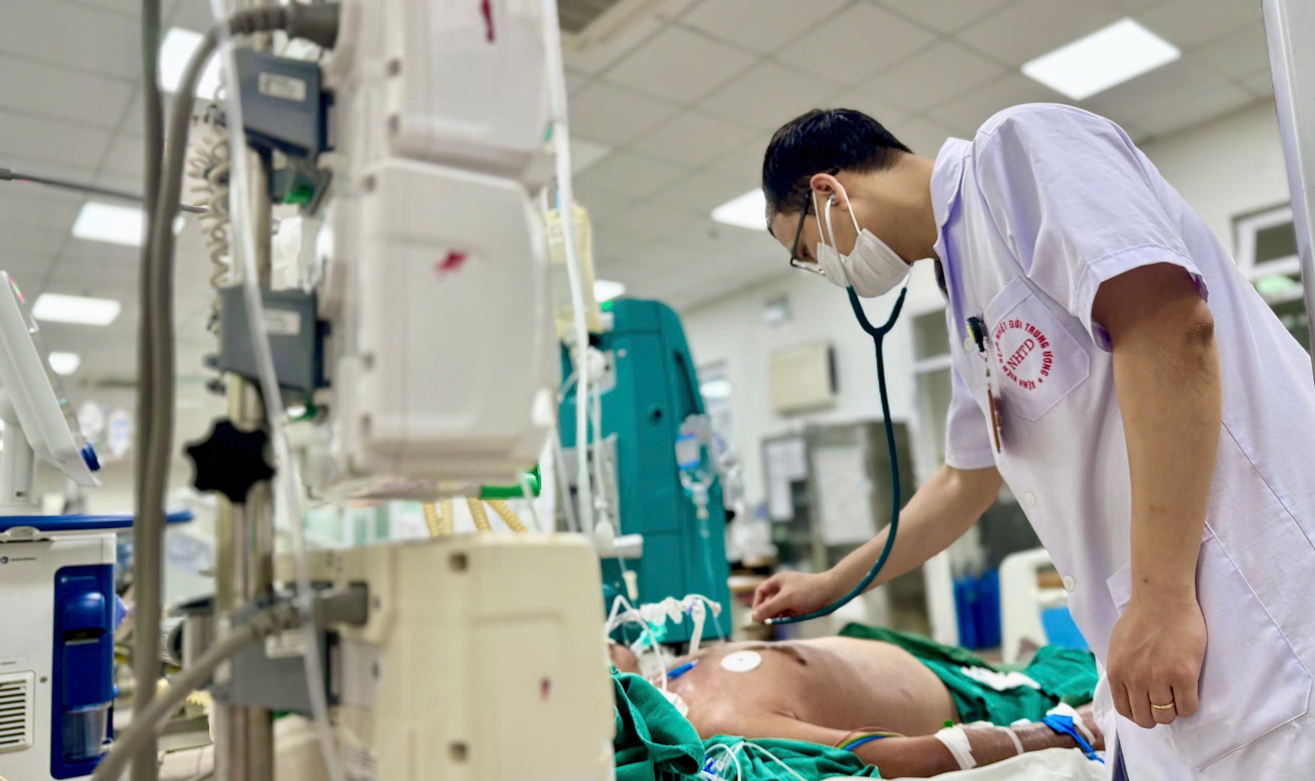 Bệnh nhân đang được chăm sóc tại Bệnh viện Bệnh nhiệt đới Trung ương - Ảnh: BVCC