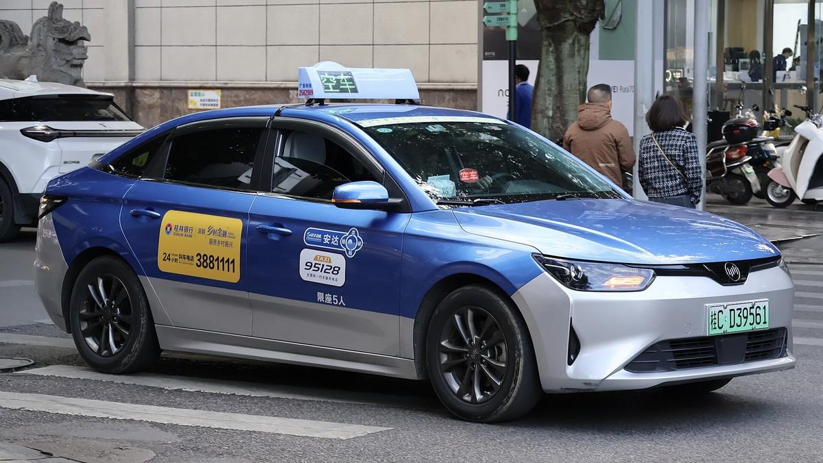 Một chiếc WM Motor E.5 chạy taxi tại Quảng Tây.