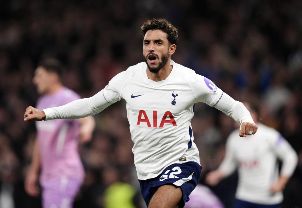 Omar Marmoush mừng bàn nâng tỷ số lên 2-1. Ảnh: AP