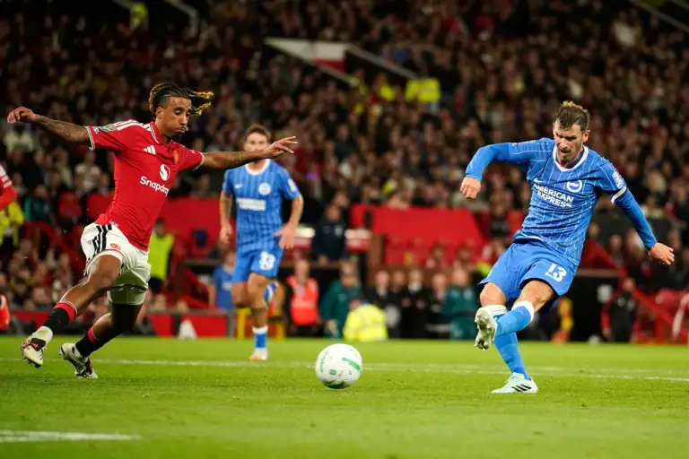 Pascal Gross ghi bàn thứ hai cho Brighton trong trận gặp Man Utd ở vòng ba Cup Liên đoàn Anh tại Old Trafford, Manchester, Anh, ngày 16/9/2026. Ảnh: AP