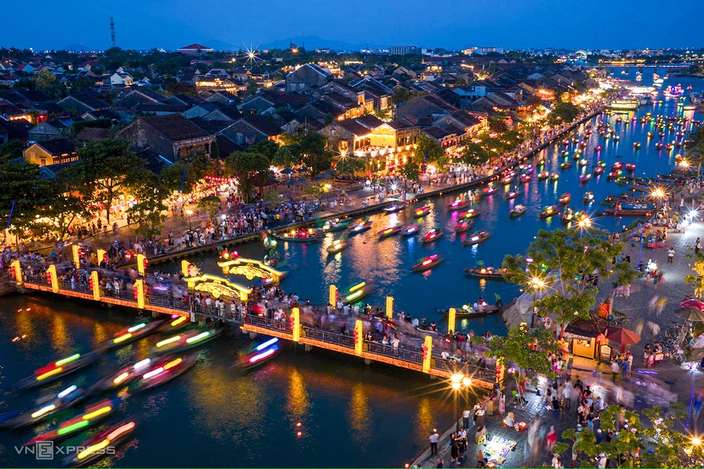 Phố cổ Hội An lung linh về đêm. Ảnh: Nguyễn Đông