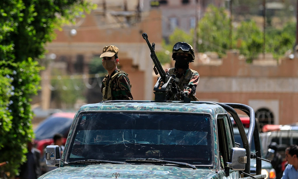 Tay súng Houthi tuần tra tại thủ đô Sanaa của Yemen hôm 12/9. Ảnh: AFP