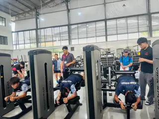 Các VĐV tập luyện cùng thiết bị dưới sự hướng dẫn của nhân viên SSM - Ảnh: SSM