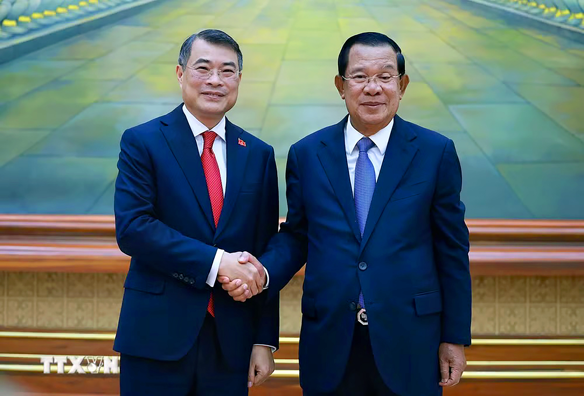 Thủ tướng Lê Minh Hưng gặp Chủ tịch Đảng Nhân dân Campuchia, Chủ tịch Thượng viện Hun Sen - Ảnh: TTXVN