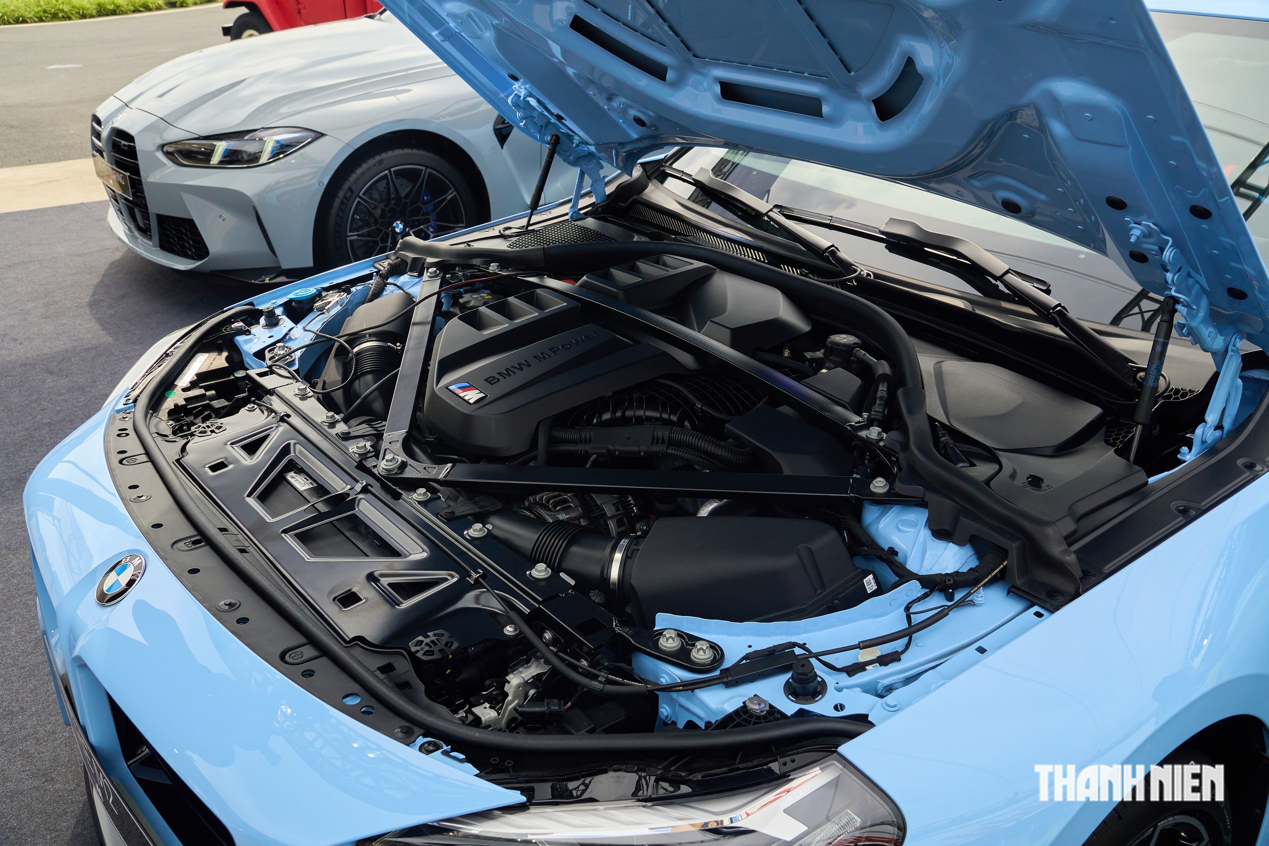 “Trái tim” của BMW M2 là động cơ xăng 3.0 lít, 6 xi-lanh thẳng hàng tăng áp kép, cho công suất 480 mã lực. Bản số tự động đạt mô-men xoắn 600 Nm, kết hợp hệ dẫn động cầu sau và vi sai chủ động M, cho khả năng tăng tốc từ 0 - 100 km/giờ trong khoảng 4 giây