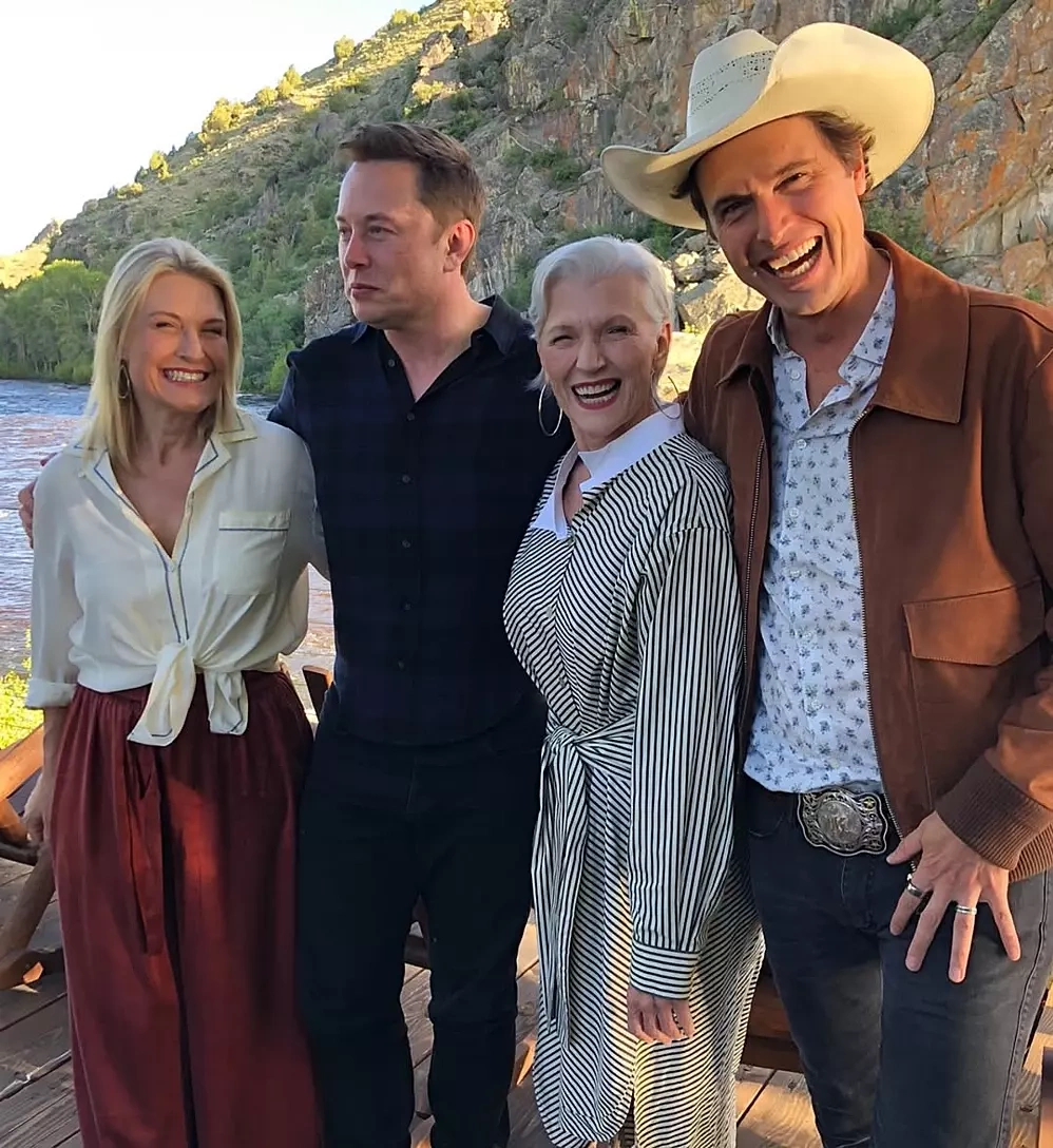 Bà Maye Musk đăng ảnh bên các con trong dịp Lễ quốc khánh Mỹ 4/7, từ trái qua: Tosca, Elon, Maye và Kimbal. Ảnh: Instagram/Maye Musk