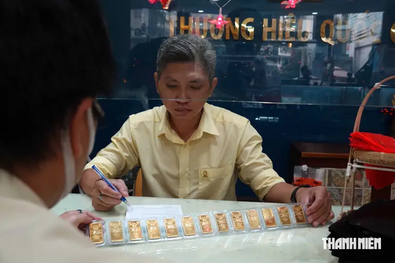 Giá vàng miếng SJC hiện thấp hơn mức cao kỷ lục 43 triệu đồng/lượng