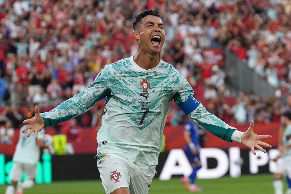 Cristiano Ronaldo ăn mừng bàn gỡ hòa cho Bồ Đào Nha trong trận thắng Croatia 2-1 ở vòng 1/16 World Cup 2026. Ảnh: AP