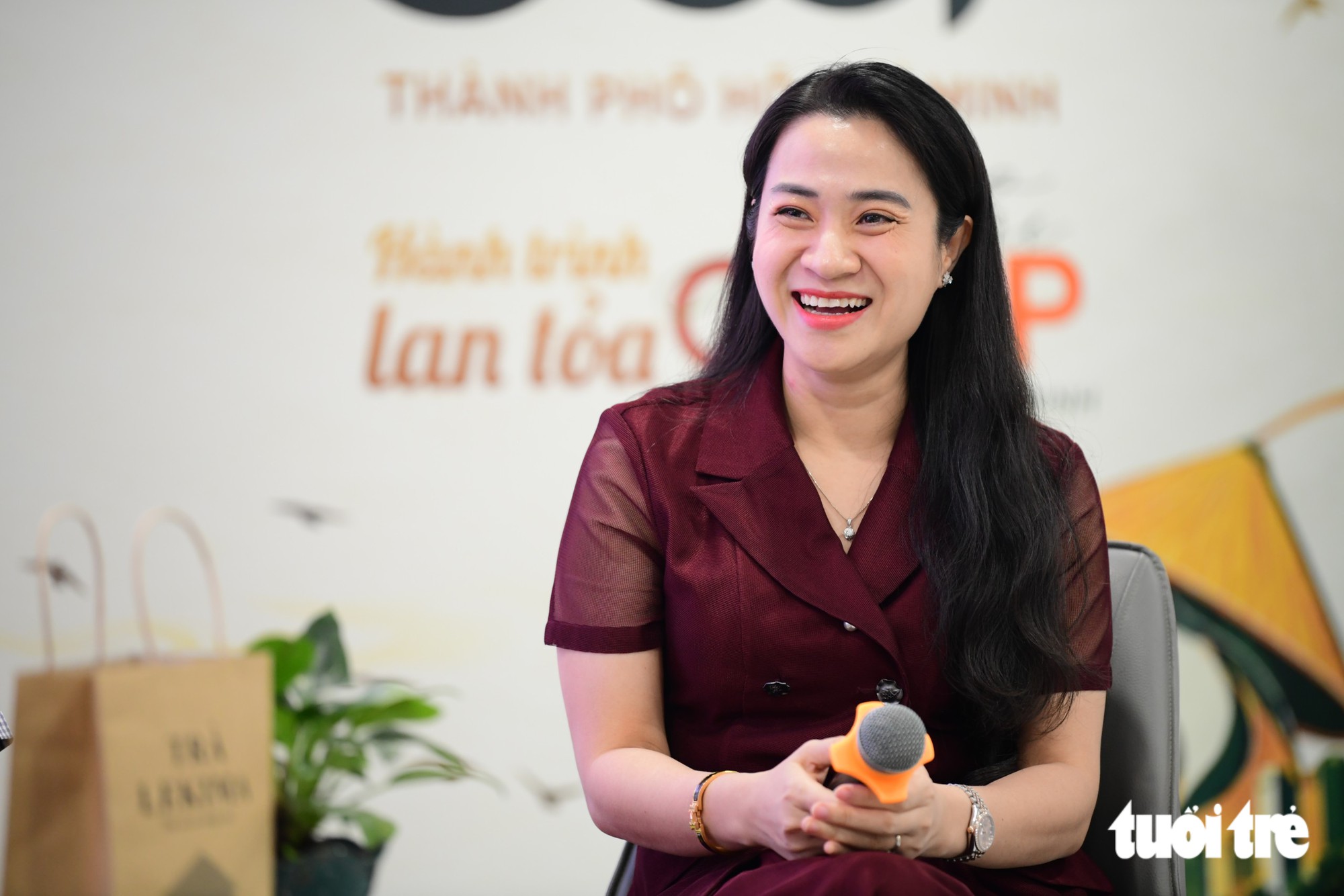 TS. MC Huỳnh Giao, giảng viên Trường đại học Ngoại thương, cho rằng sản phẩm OCOP muốn chinh phục người tiêu dùng trẻ cần đáp ứng yêu cầu về chất lượng, giá cả và nhu cầu thực tế - Ảnh: QUANG ĐỊNH