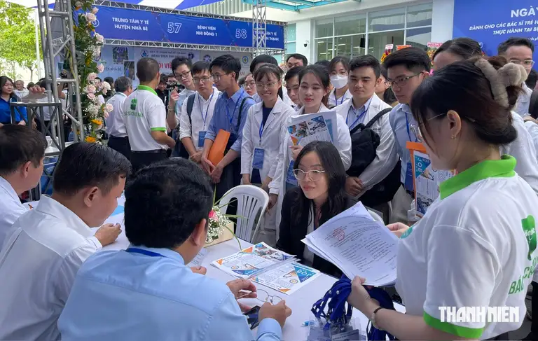 Bác sĩ trẻ tham gia tuyển dụng tại ngày hội việc làm lần thứ I năm 2023 của ngành y tế TP.HCM