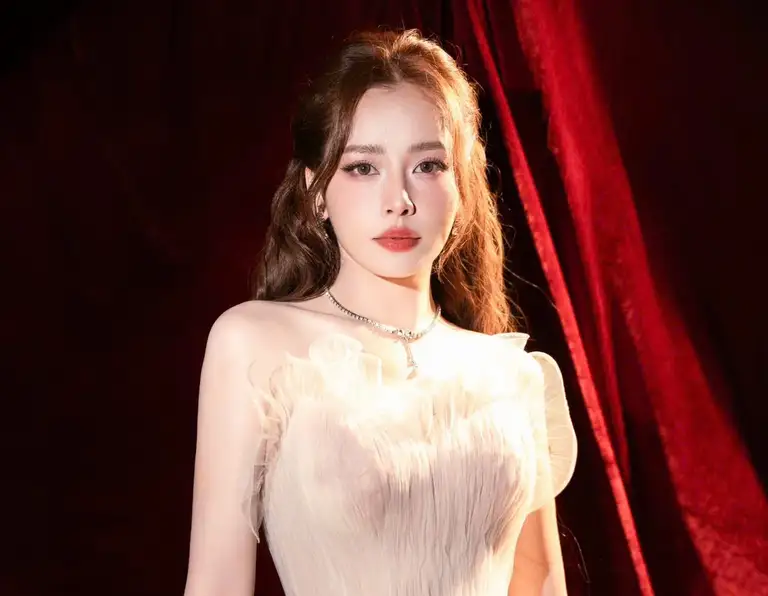 Chi Pu tham dự Weibo Gala 2026 tại Malaysia vào ngày 1-8 - Ảnh: FBNV
