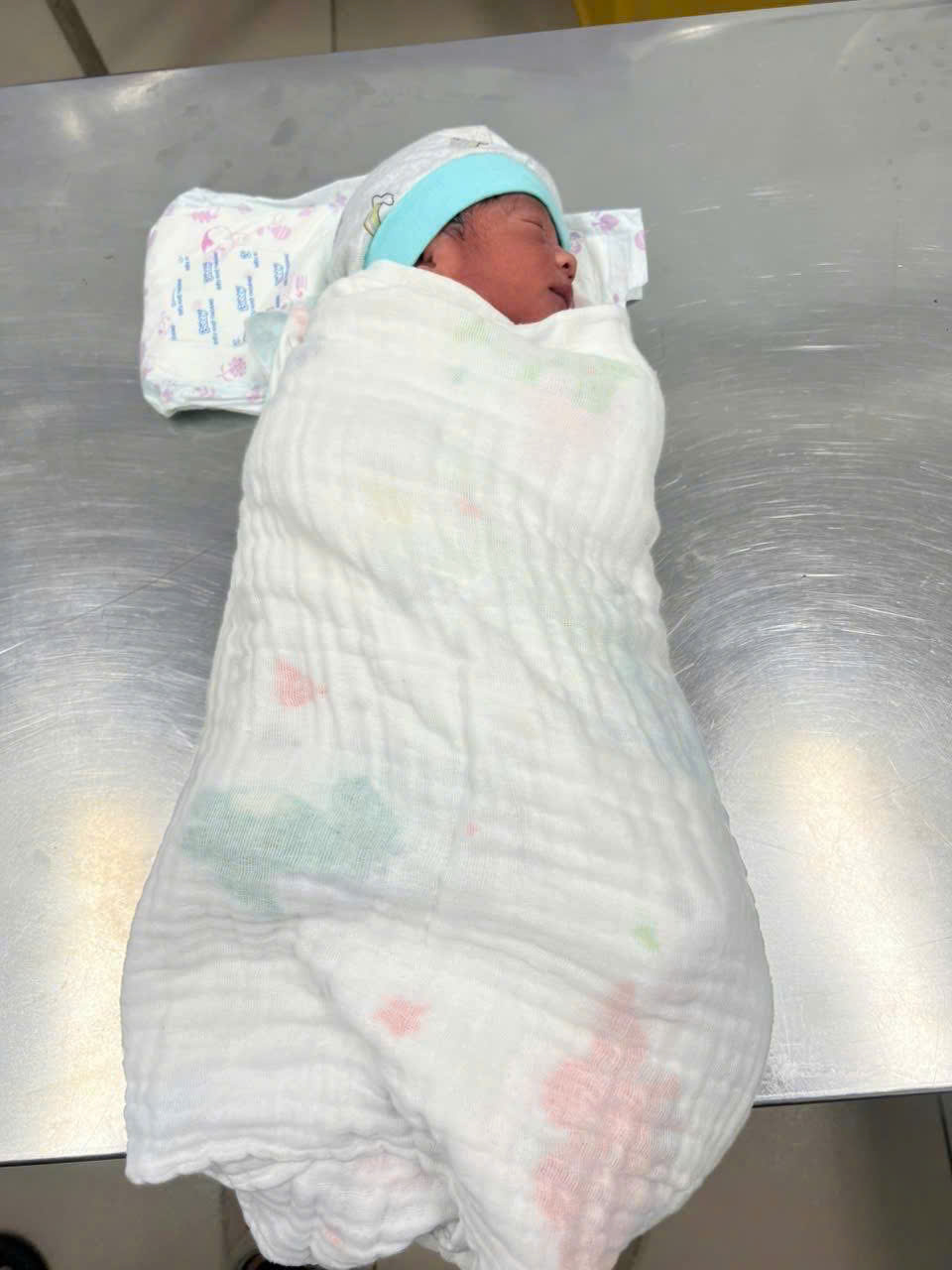 Bé sơ sinh sau khi được vệ sinh và quấn khăn