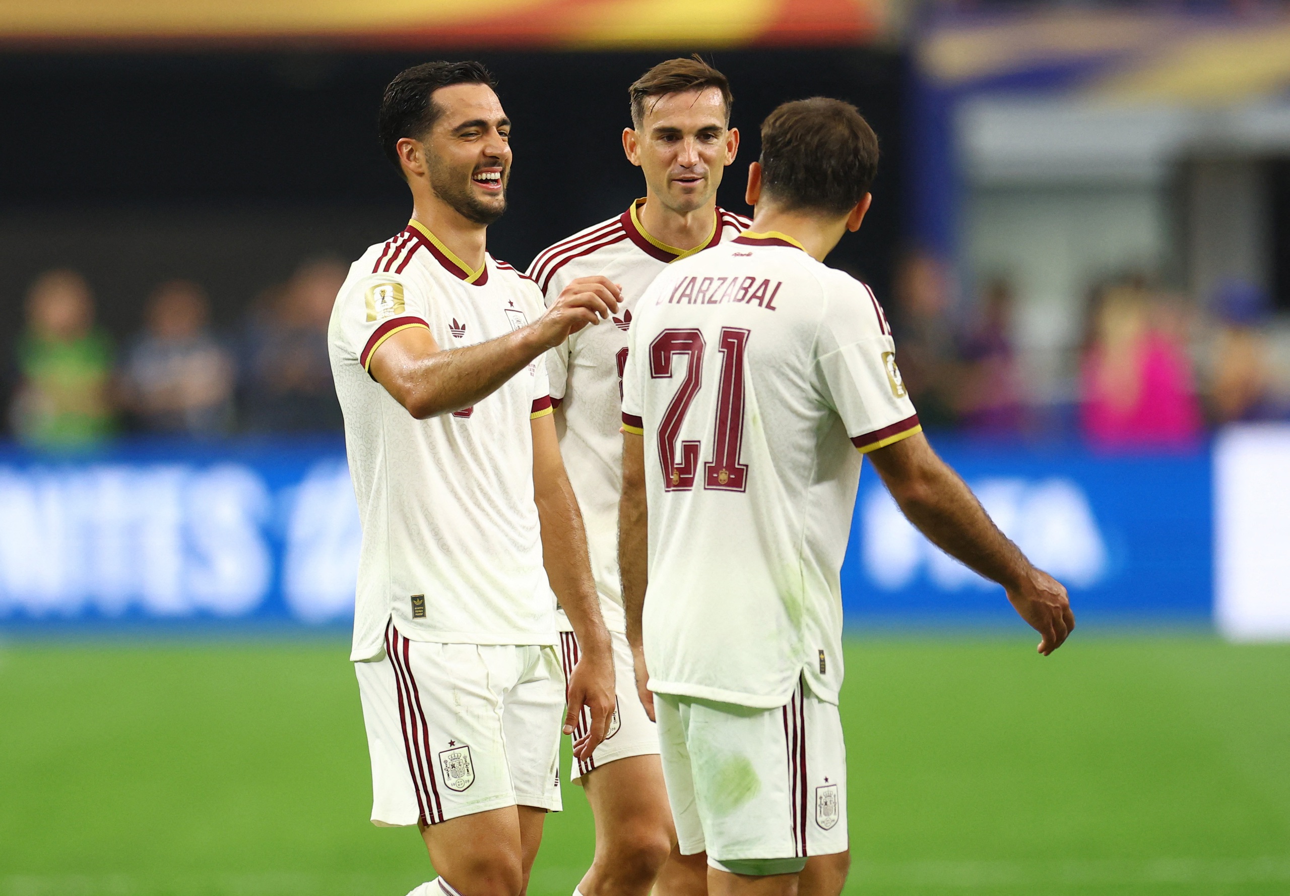 HLV Tây Ban Nha gây sốt với cảnh ôm Ronaldo: