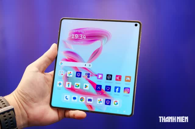 Motorola Razr Fold là một trong số những smartphone gập vừa cập bến thị trường Việt Nam