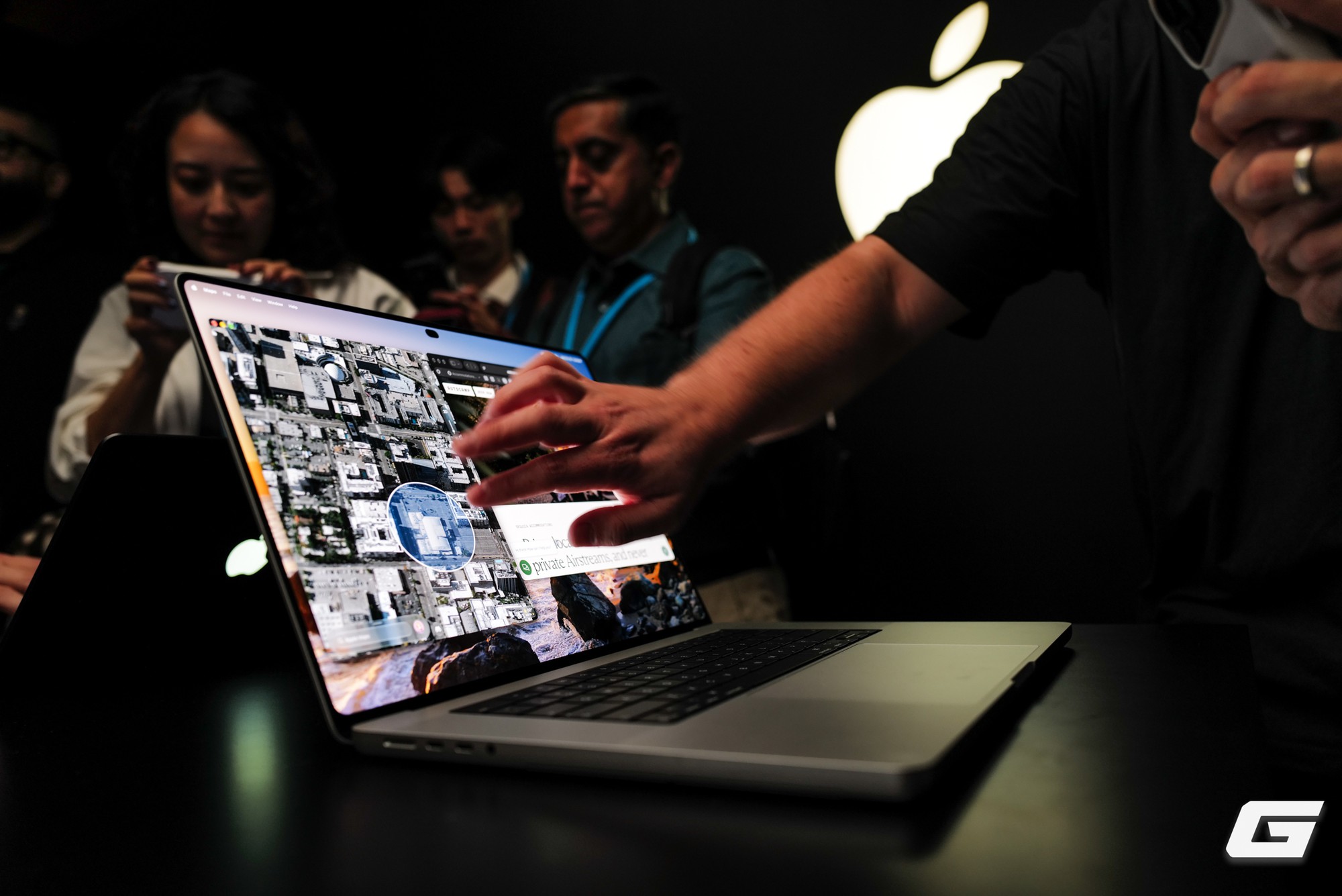 MacBook Pro lần đầu tiên có màn hình cảm ứng.