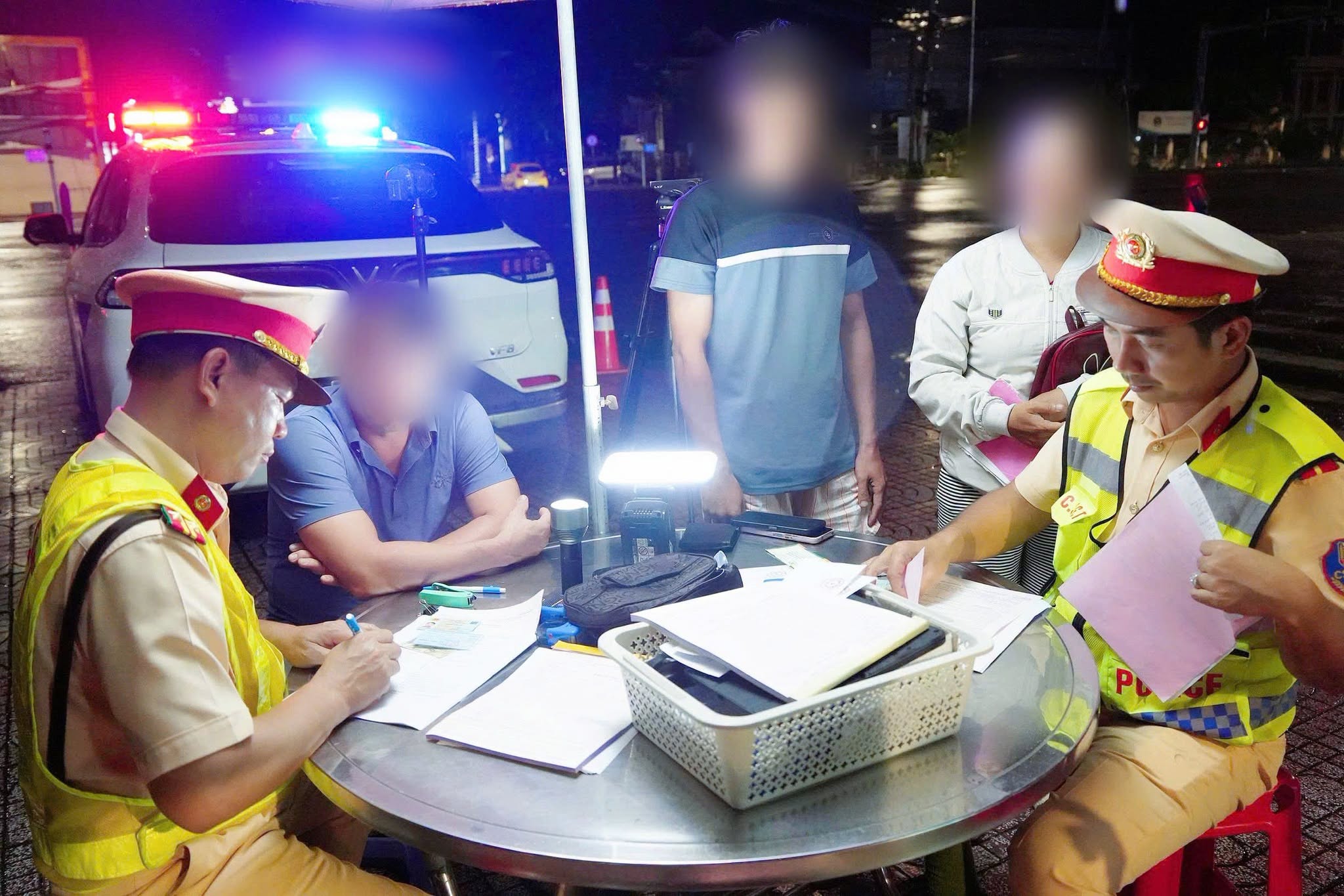 Lực lượng CSGT Công an thành phố Đồng Nai lập biên bản xử lý một trường hợp vi phạm nồng độ cồn
