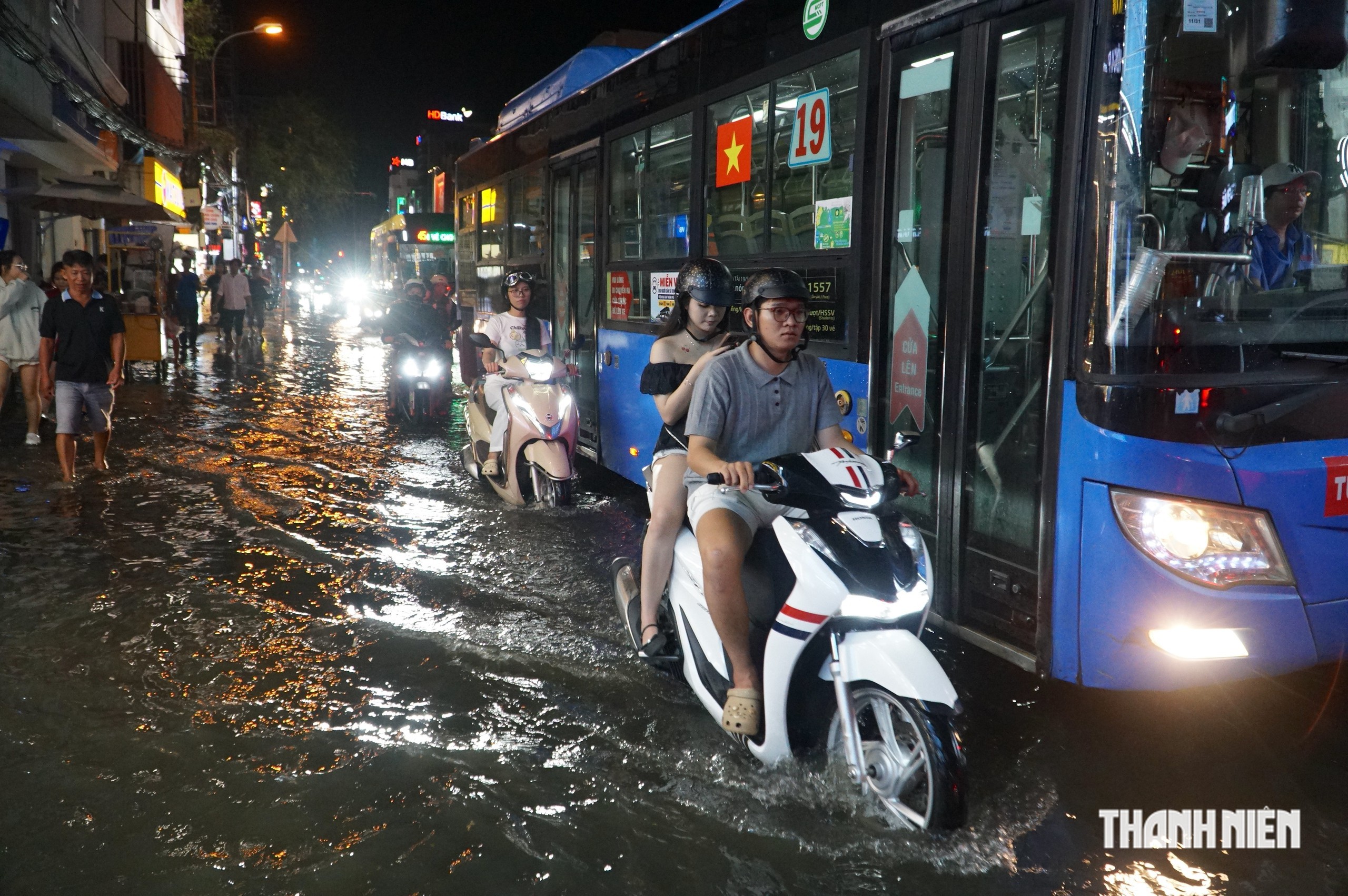 Rạng sáng 2.10, đường Nguyễn Gia Trí vẫn trong tình trạng ngập nước, xe cộ ùn ứ kéo dài