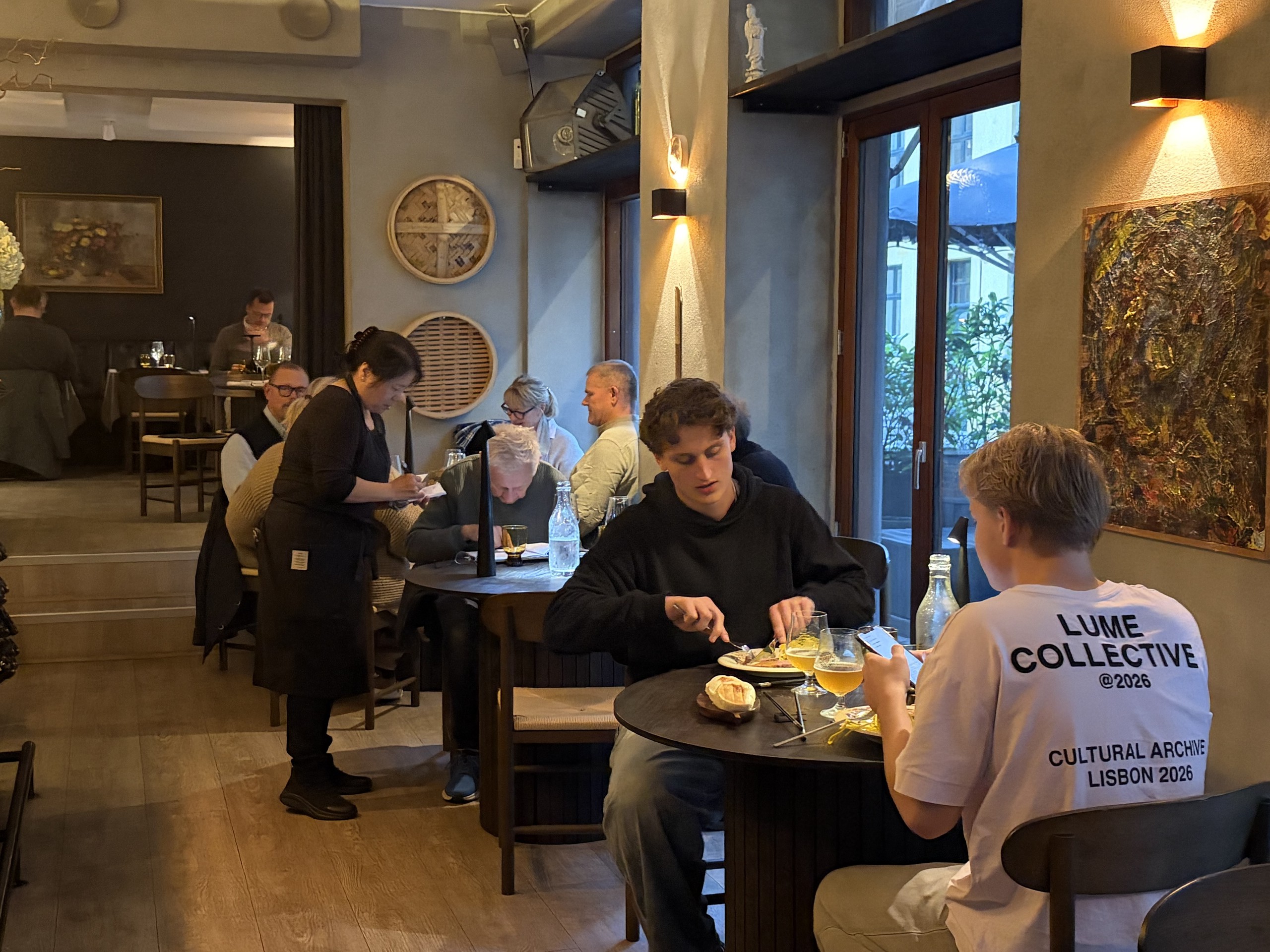 Không khí ấm cúng của nhà hàng Vietnamese Table tại Copenhagen, Đan Mạch - Ảnh: NGHI VŨ