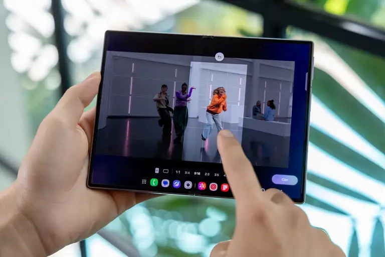 Samsung vừa 'khai sáng' một khả năng mới cho điện thoại gập
