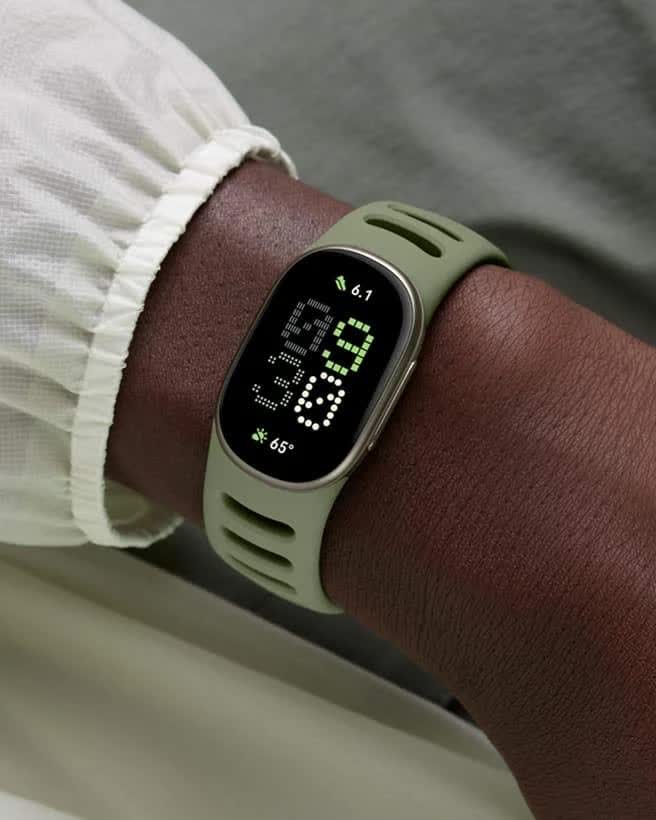 Màn hình Fitbit Edge hiển thị chỉ số trong lúc chạy bộ