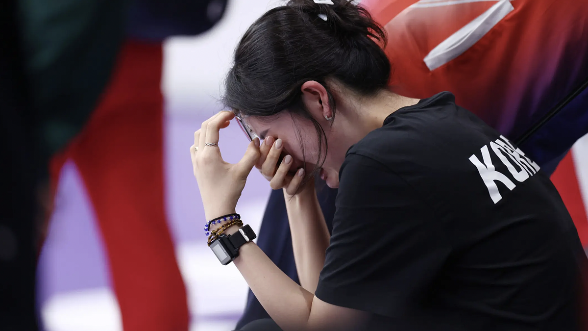 Nhà vô địch Olympic khóc nức nở vì quên bóp cò súng ở ASIAD