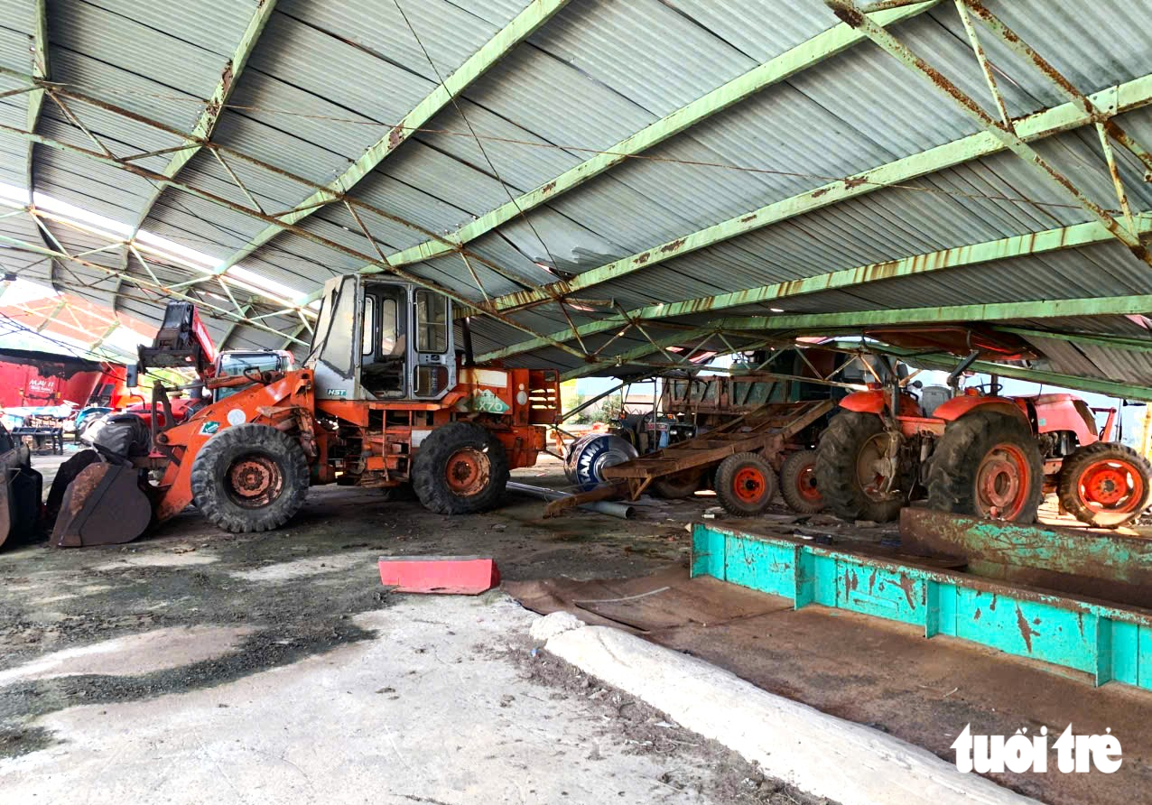 Máy móc tại dự án nằm bất động, đã có dấu hiệu gỉ sét, hư hỏng - Ảnh: LÊ MINH