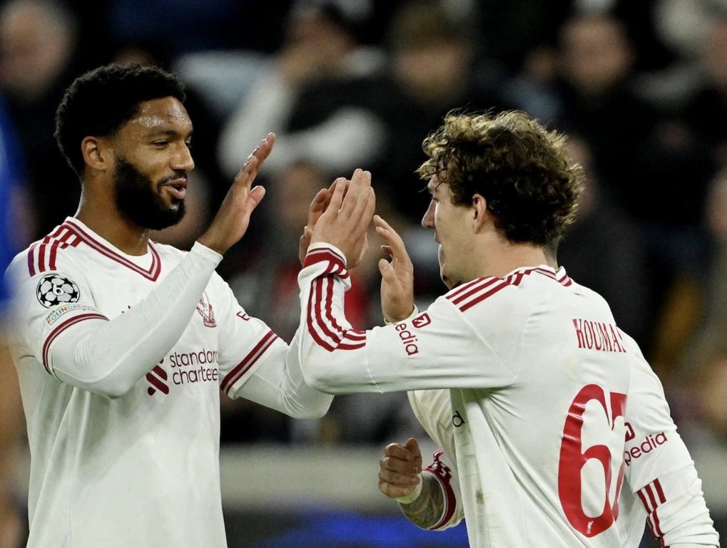 Lewis Koumas (phải) mừng bàn nâng tỷ số lên 6-1. Ảnh: Reuters
