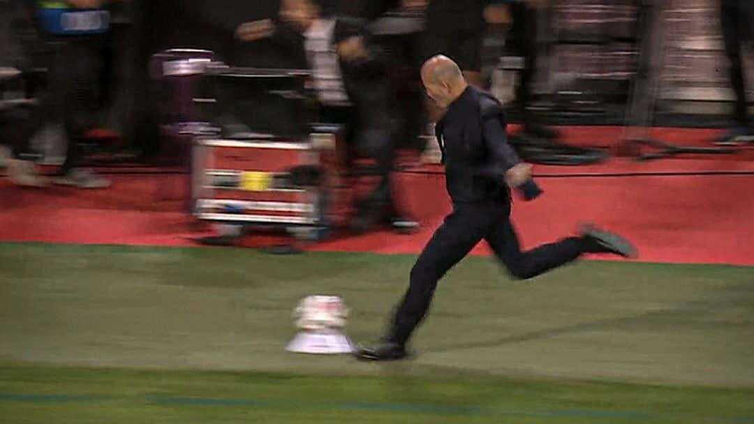 Zidane sút bóng ăn mừng trận Pháp thắng Bỉ