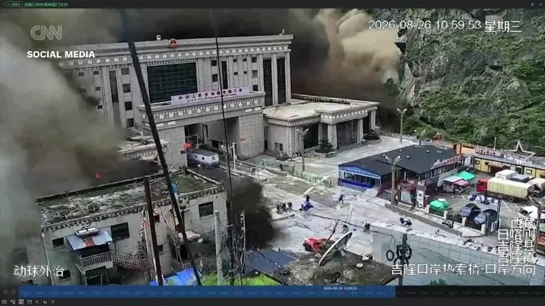 Trận lũ quét ở Nepal xảy ra thế nào. Video: CNN