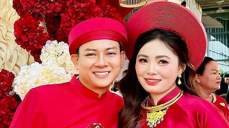 Hoài Lâm lái xe máy đèo cô dâu về nhà