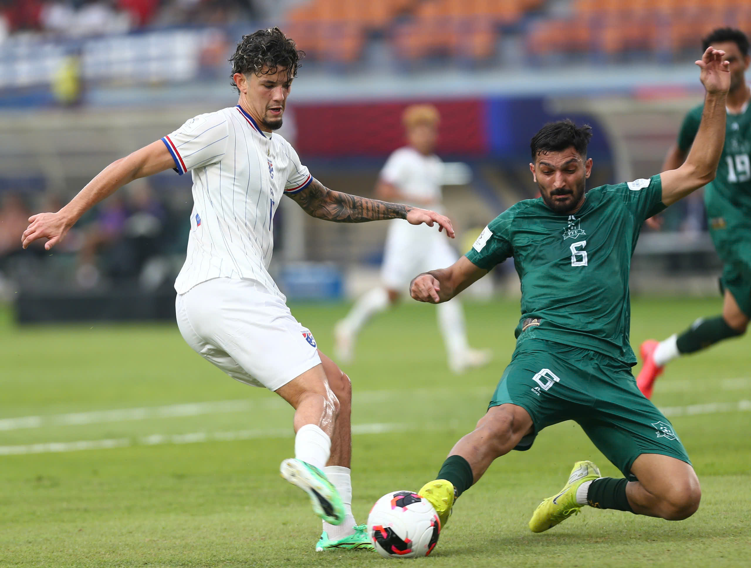 Jude Soonsup-Bell (trái) trong trận thắng Pakistan 4-0 cùng đội tuyển Thái Lan - Ảnh: QUANG THỊNH