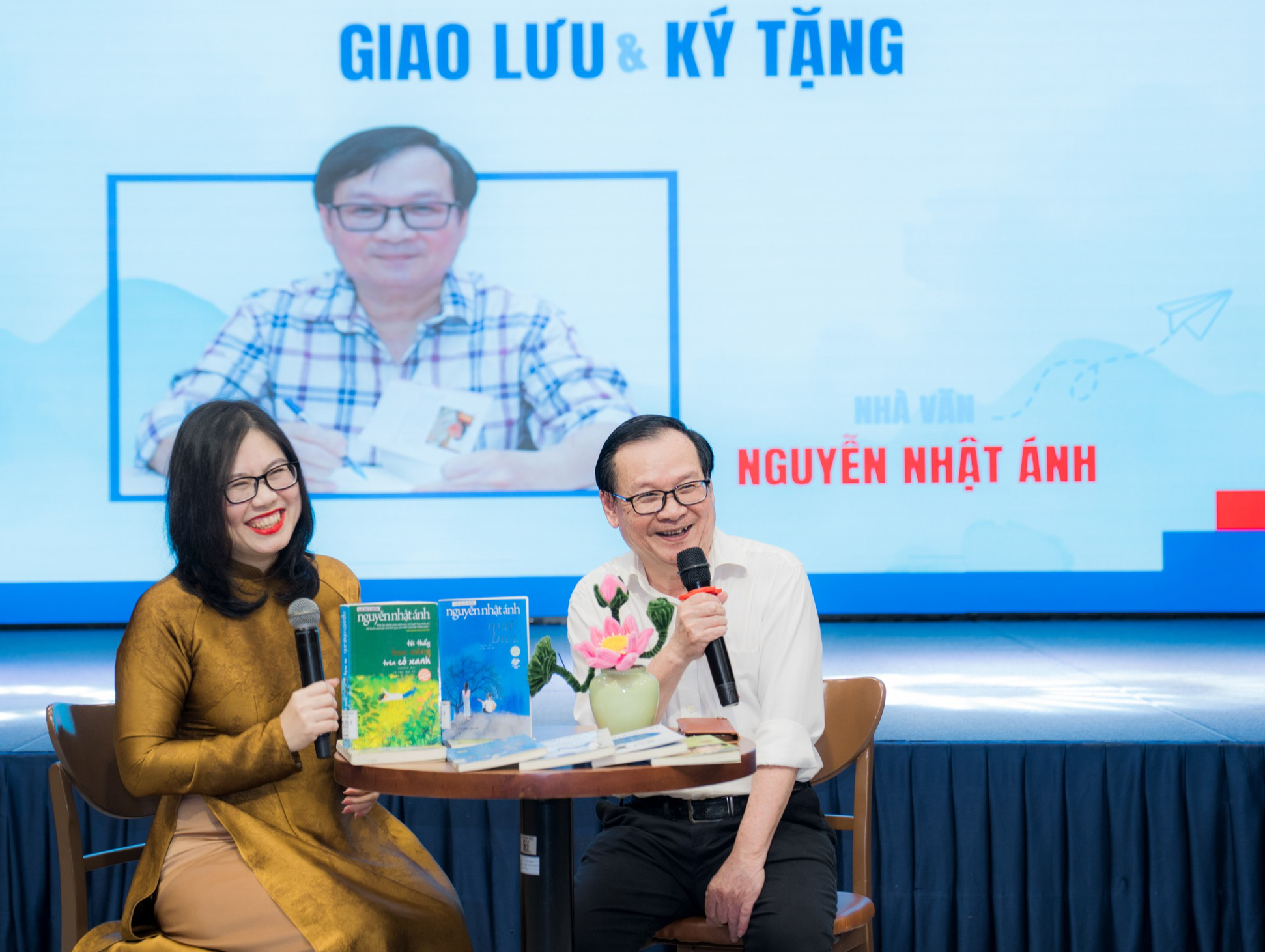Nhà văn Nguyễn Nhật Ánh giao lưu và ký tặng cho sinh viên - Ảnh: Tác giả cung cấp