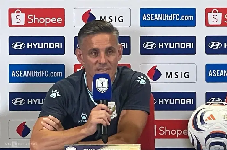 HLV người Anh John Herdman của đội tuyển Indonesia dự họp báo tại sân Gelora Bung Karno, Jakarta, Indonesia ngày 2/8/2026, trước trận gặp Việt Nam tại lượt bốn bảng A ASEAN Cup 2026. Ảnh: Đông Huyền