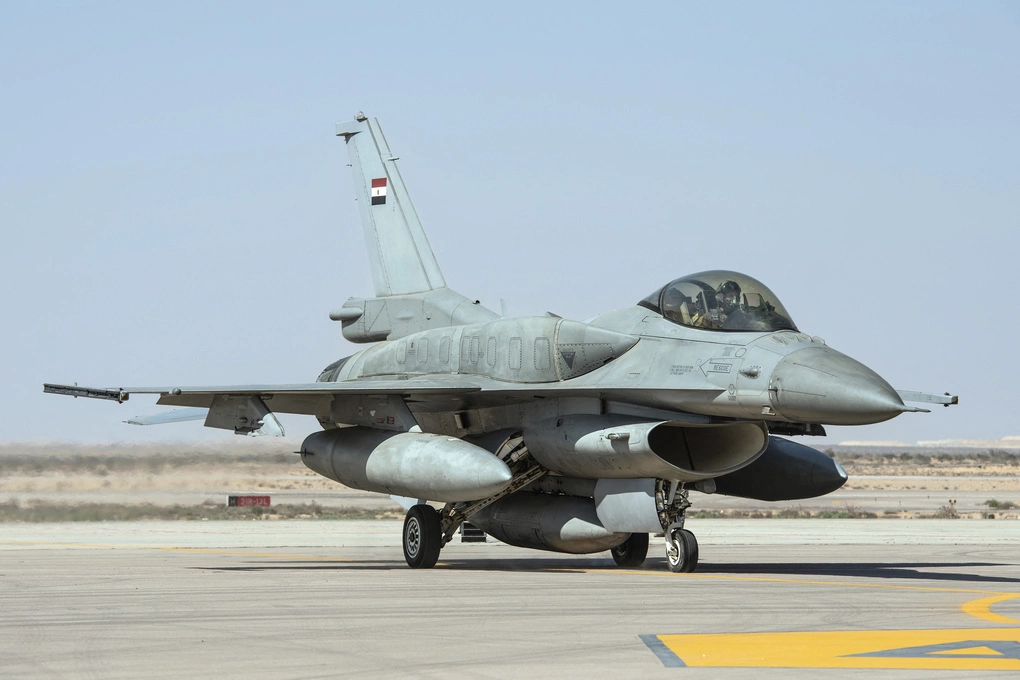 Tiêm kích F-16 Ai Cập chuẩn bị cất cánh từ sân bay quốc tế El Alamein. Ảnh: AFP