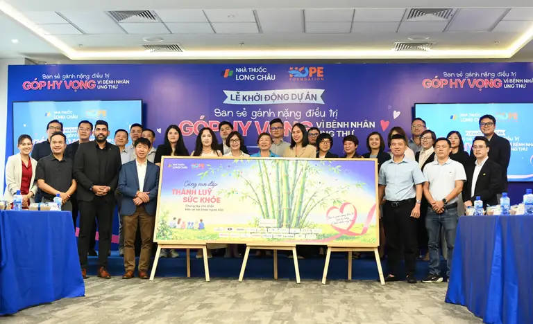 Đại diện Long Châu, HOPE Foundation và các đối tác cùng in dấu vân tay ghi dấu sẻ chia, thể hiện tinh thần chung tay vun đắp "thành luỹ" bảo vệ sức khoẻ người Việt - Ảnh: BTC