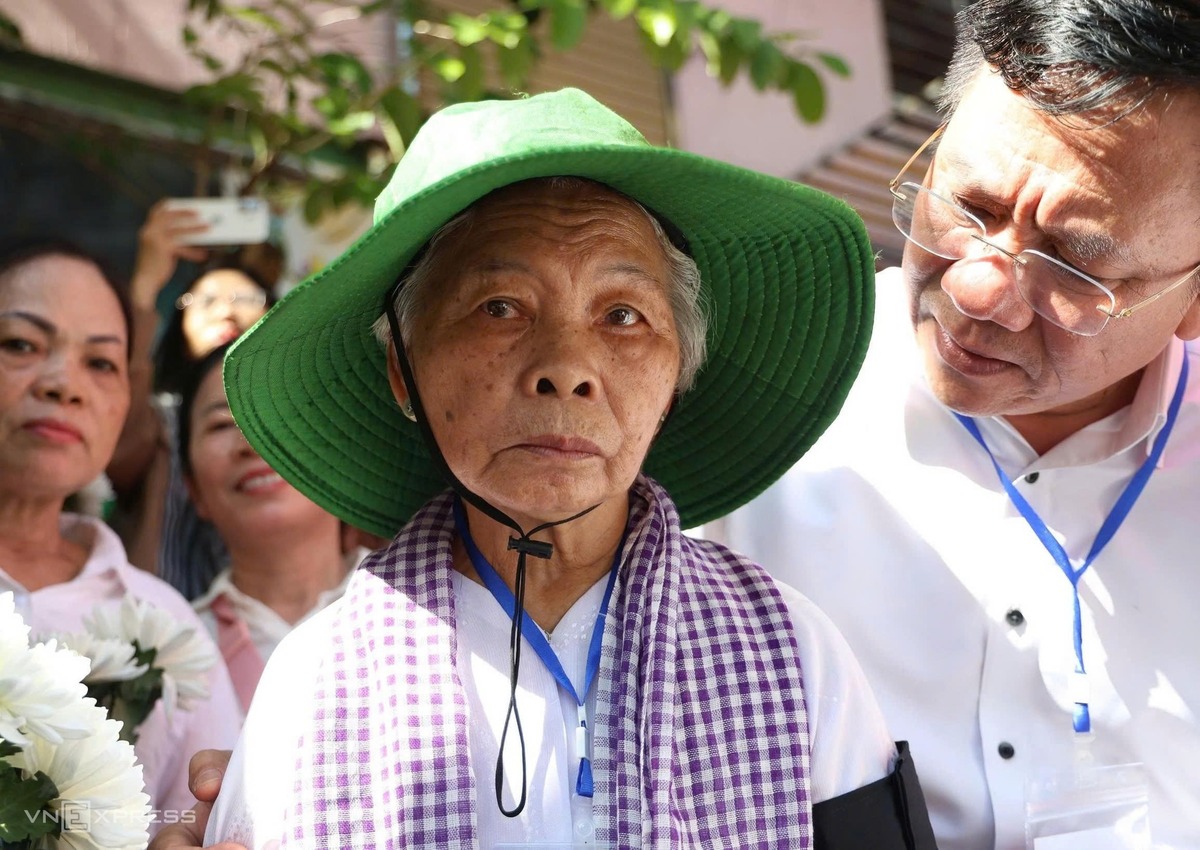 Bà Nguyễn Thị Lệ, vợ liệt sĩ Huỳnh Văn Quên. Hài cốt ông Quên được tìm thấy ở Công viên Lê Thị Riêng. Ảnh: Đình Văn