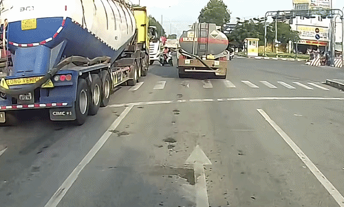 Len giữa rừng container, người đi xe máy suýt bỏ mạng