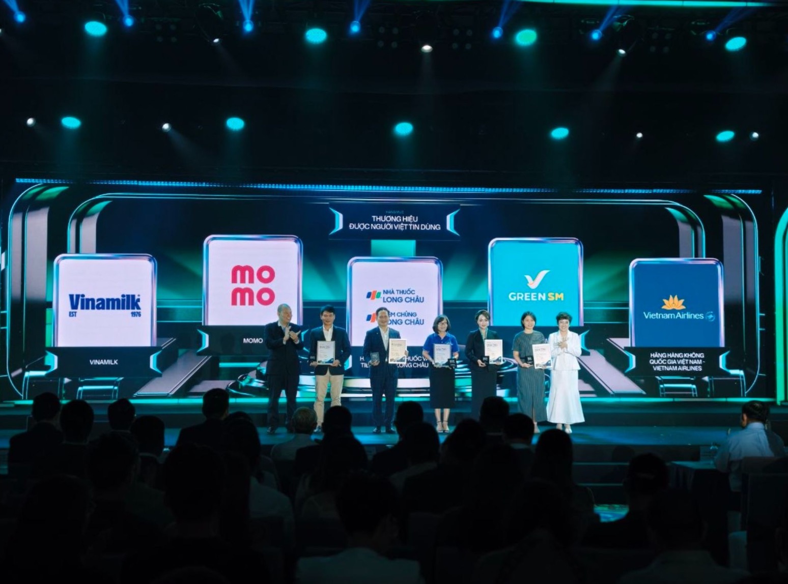 Bà Ninh Hồng Nga, Tổng Biên tập báo Tin tức và Dân tộc, cùng ông Vương Vũ Thắng, Chủ tịch Hội đồng quản trị VCCorp, trao giải cho đại diện 5 thương hiệu được vinh danh.