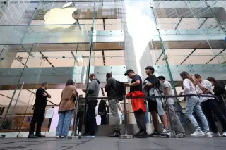 Người dùng xếp hàng dài bên ngoài cửa hàng Apple tại Sydney để mua iPhone Duo. Ảnh: Reuters