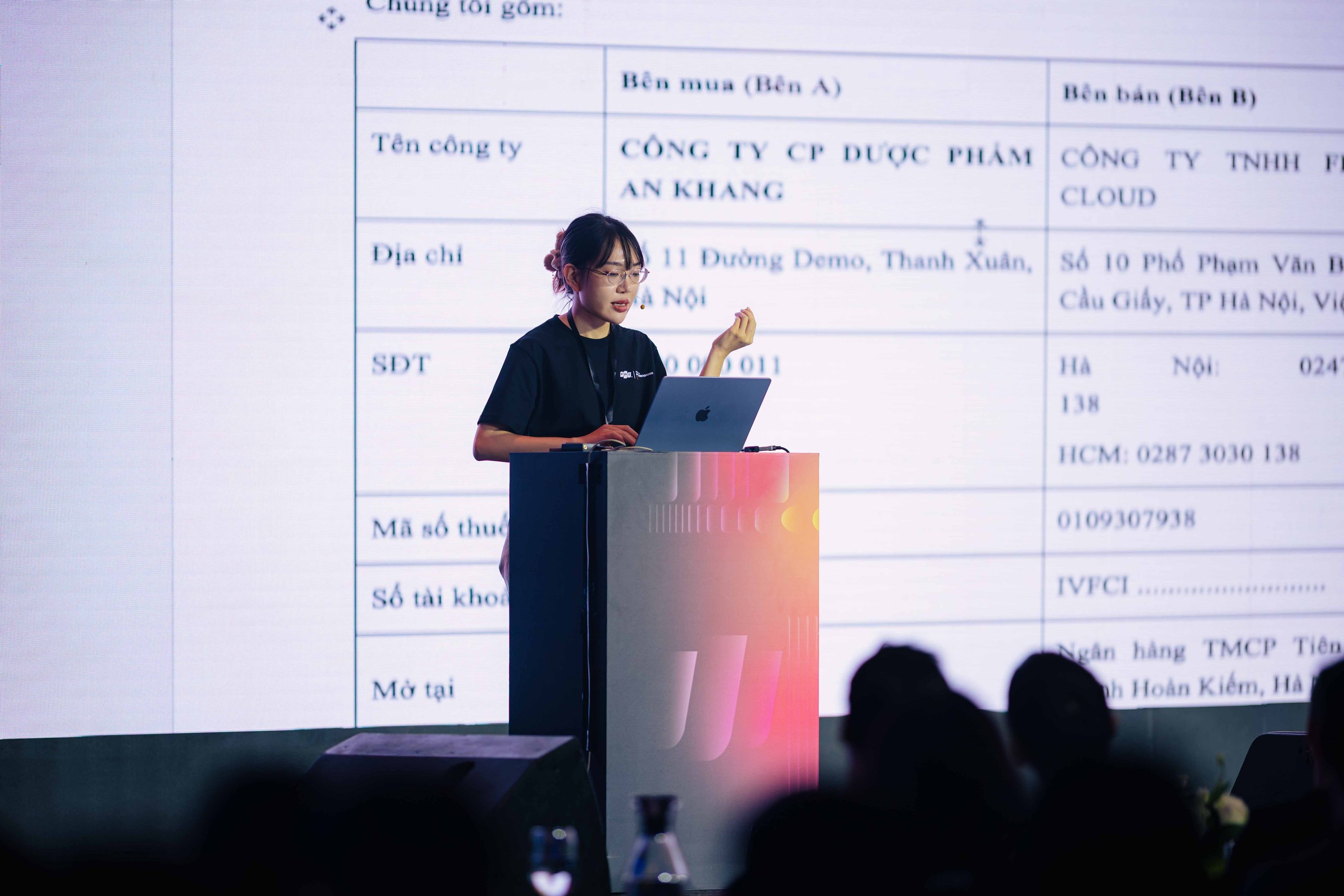 Chị Đào Bích Ngọc, Product Owner của FPT AI EOS, demo phần ra mắt nền tảng.