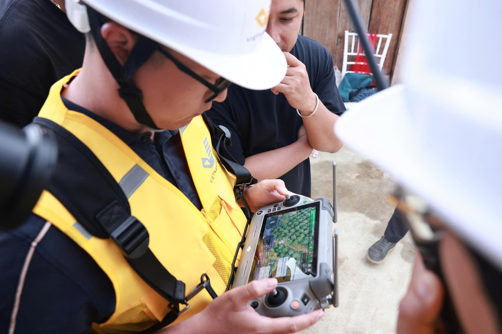 Điều khiển UAV theo dõi, vận hành thiết bị trên màn hình giám sát từ xa. Ảnh: Đàm Minh